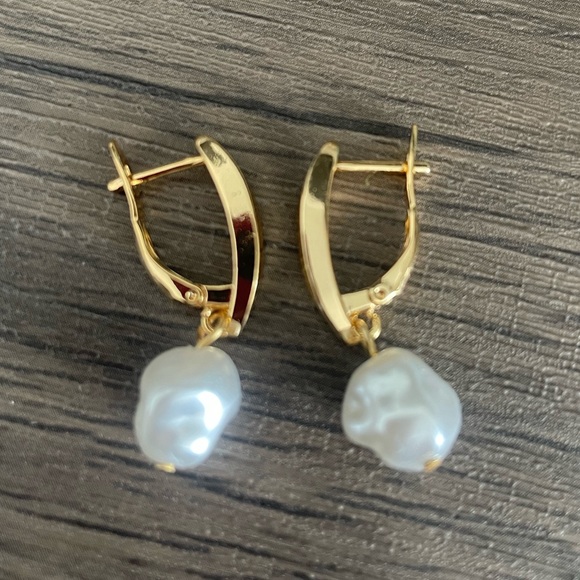 Pearl stainless steel earrings. - Picture 2 of 2